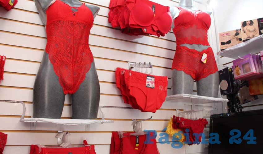 Una de las tradiciones que se realizan anualmente para las celebraciones de fin de año y el inicio del año nuevo, es la compra de ropa interior amarilla y roja (Foto Rocío Castro Alvarado)