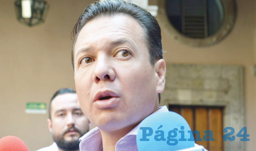 “Cuando se oprime (el Pulso de Vida) pasan dos cosas: lo primero es lanzar una señal de emergencia a nuestro C5 y lo segundo es que se lanza una llamada. El dispositivo tiene una bocina y se empieza a escuchar exactamente todo lo que está pasando en el momento de la emergencia”, explicó el alcalde Pablo Lemus/Foto: Francisco Tapia