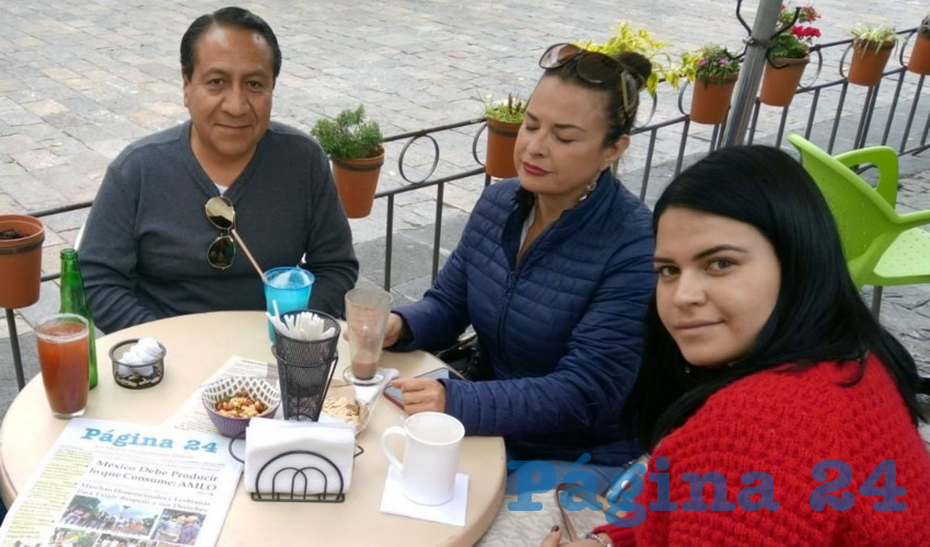 En la misma cafeter&iacute;a convivieron Manuel Guzm&aacute;n, Lorena de Guzm&aacute;n y Lorena Garc&iacute;a, visitantes de Irapuato