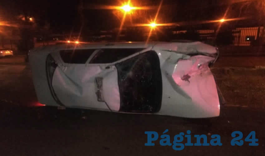 El veh&iacute;culo de alquiler se accidente en avenida Siglo XXI, frente al Hospital de la Mujer