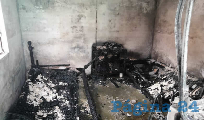 El fuego acab&oacute; con dos camas, un librero, ropa y objetos varios