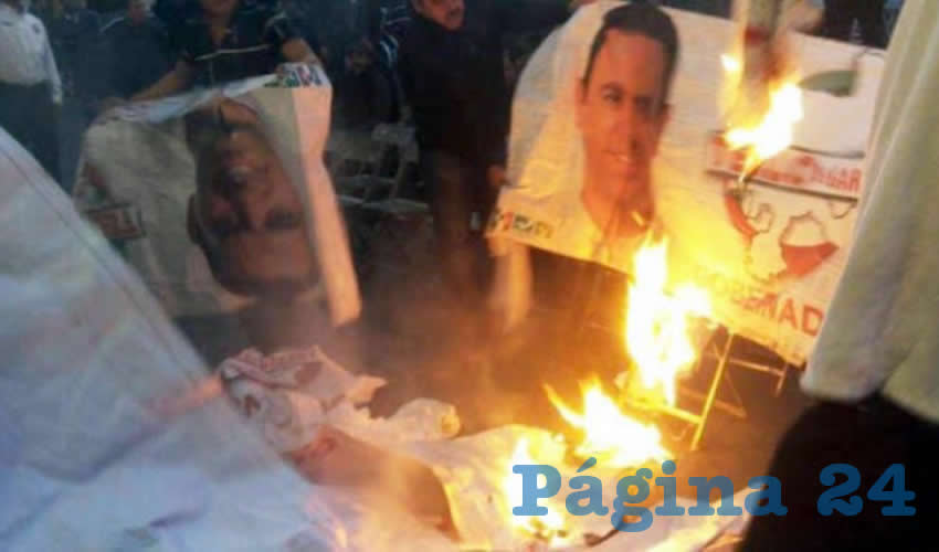 Los mineros de Fresnillo, quemando carteles del gobernador Alejandro Tello, en una de sus manifestaciones
