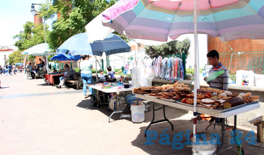 Comerciantes aprovechan la temporada decembrina para llevar mercancía a la Plaza Bicentenario y tratar de vender las prendas de ropa de temporada o bien regalos como perfumería, carteles y cintos de cuero e imitación sintética, así como juguetes y otros productos como pirotecnia o bien aprovechan la afluencia de peatones para vender alimentos, frituras o bebidas (Foto: Rocío Castro Alvarado)