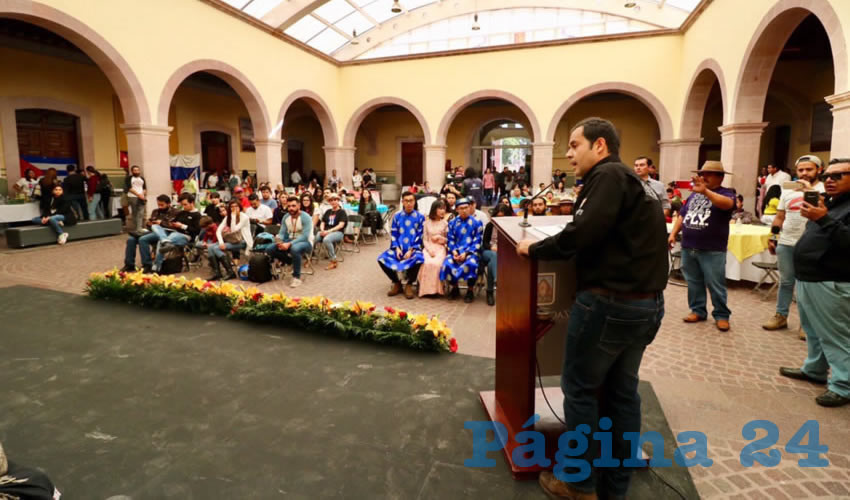Con la finalidad de reconocer la trayectoria del poeta zacatecano, el Cabildo de Zacatecas aprobó denominar “Roberto Cabral del Hoyo” a la Casa Municipal de Cultura, espacio donde se busca crear un museo para difundir el legado del bardo a 20 años de su fallecimiento.