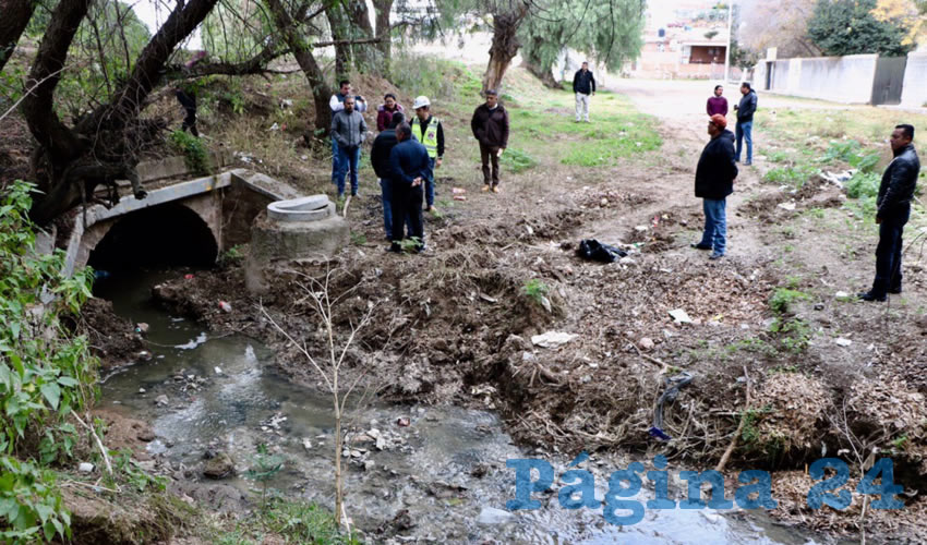 El primer edil refirió que se atiende una de las necesidades más urgentes de Picones, con un problema añejo, ya que por esta zona atraviesa un colector de agua que cruzaba el cauce del arroyo, ocasionando una represa y el estancamiento de aguas negras, “con esta obra hidráulica permitiendo el cauce natural del arroyo y el desazolve se evita un foco importante de contaminación para los habitantes de este polígono”.