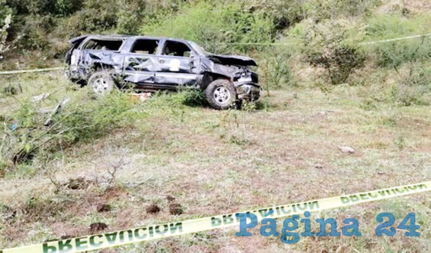 La familia viajaba en una Suburban; terminaron en el fondo de un pequeño barranco/Fotos: Especial