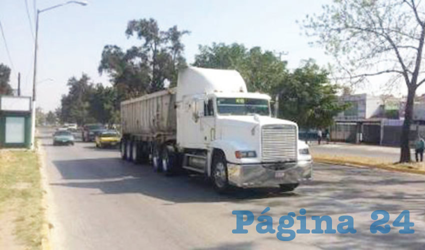 De 6 a 9 de la mañana no podrán entrar, salir o circular en la ciudad camiones de remolque, tractocamiones sencillos, semirremolques y dobles semirremolques. Desde hoy la Policía Vial comenzó a aplicar la ley, aunque las multas aplicarán a partir de febrero/Foto: Cortesía