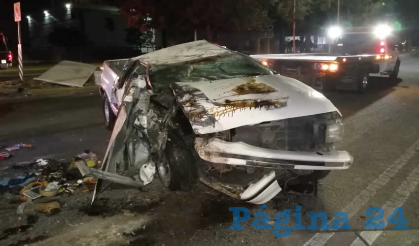 La Chevrolet S10 blanca quedó aplastada pero su tripulante logró sobrevivir