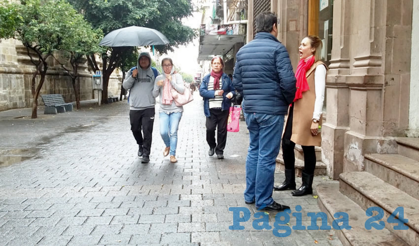 Miles de tapatíos se apersonaron en las recaudadoras municipales y del estado para enfriarse un rato y esperar a hacer el pago, aprovechando el descuento ofrecido por el gobierno y para no hacer las cosas “de último momento”/Foto: Francisco Tapia