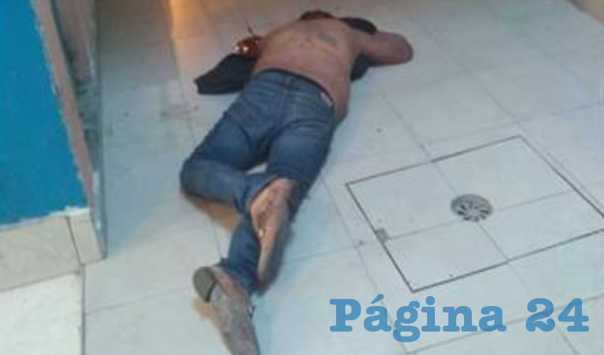 Así quedó el cadáver del interno del Cerereso; después de este nuevo asesinato y cinco heridos más, Ismael Camberos Hernández, secretario de Seguridad Pública salió a decir que ahora sí “el penal está bajo control” de su policía