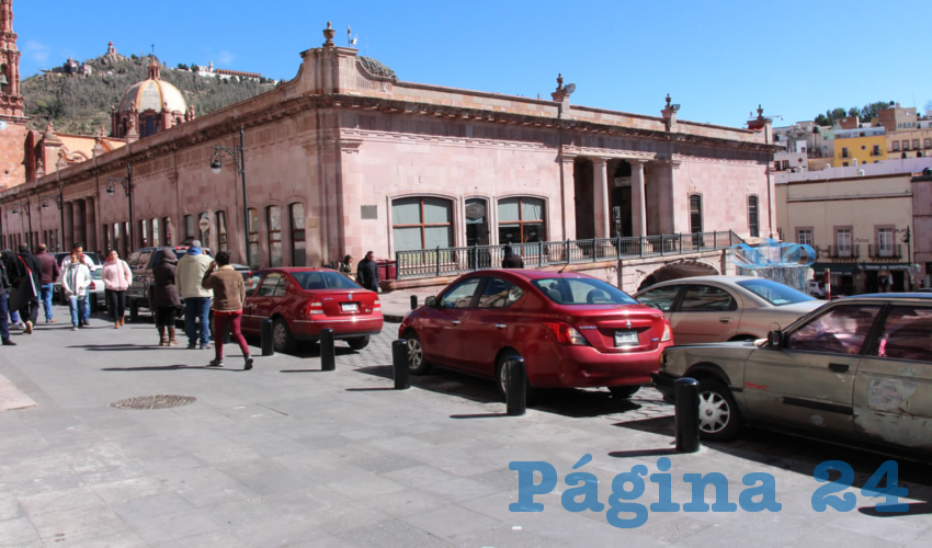 Los policías viales se encuentra más relajados, permitiendo el estacionamiento en ciertas zonas prohibidas (Foto: Rocío Castro Alvarado)
