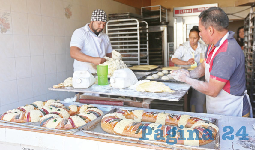 Panaderos trabajan para que los tapatíos tengan las tradicionales roscas, e incluso las rellenas con chocolate, membrillo, cajeta u otros sabores/Foto: Cuartoscuro