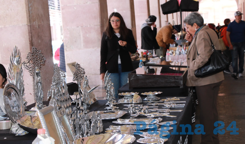 Comerciantes bajo el Portal de Rosales y con la insignia de Zacatecas Enamora, lema que ha diseñado el ayuntamiento de Zacatecas para promocionar los productos, servicios y riquezas del municipio, tanto productores como artesanos pudieron exponer sus productos y dar a conocer sus trabajos, ya que muchos de estos llevan décadas realizando artesanías en la capital (Foto: Rocío Castro Alvarado)
