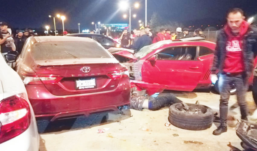 El dueño del auto deportivo y su hija, quien acudió amparada ante la posibilidad de que existiera una orden de aprehensión en su contra, solicitó al MP buscar una solución mediante la vía de la justicia alternativa, a fin de resarcir los daños a los heridos, así como a la familia del joven que perdió la vida/Foto: Especial