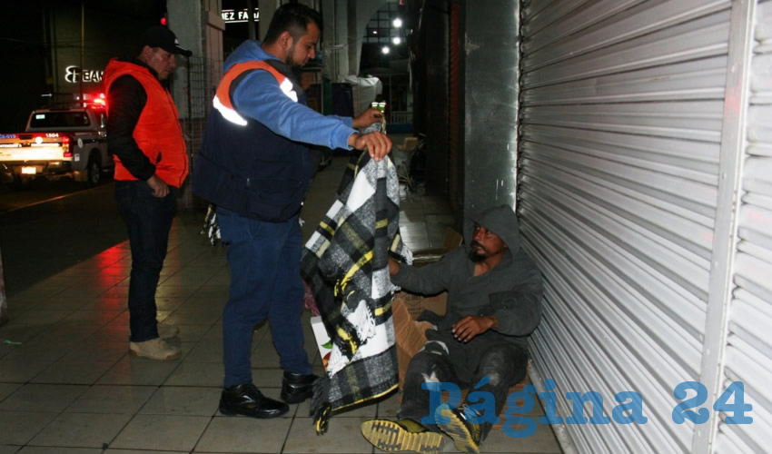 A pesar de las bajas temperaturas, una buena parte de quienes se encuentran viviendo en la calle, no permiten ser trasladados a los albergues 