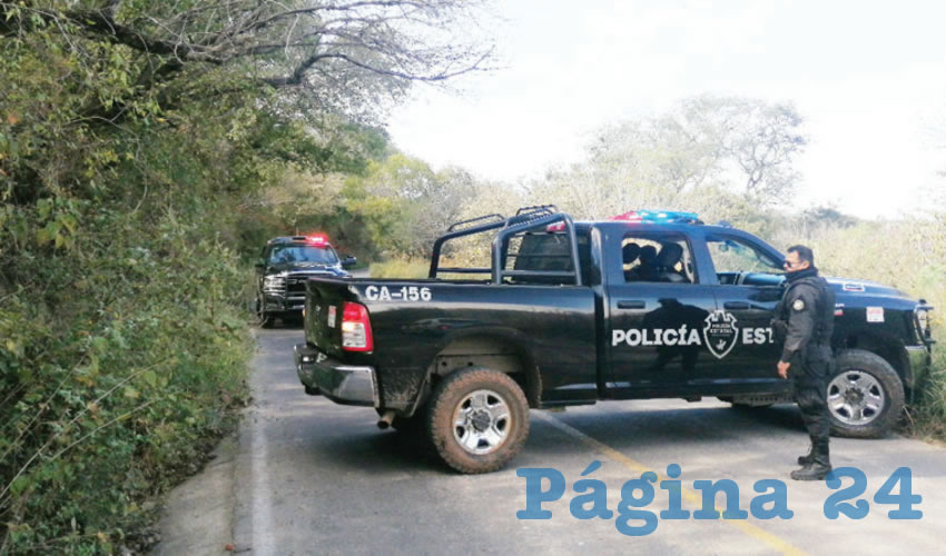 Los policías tonaltecas solicitaron el apoyo de Protección Civil y Bomberos para poder sacar las bolsas del barranco/Foto: Especial