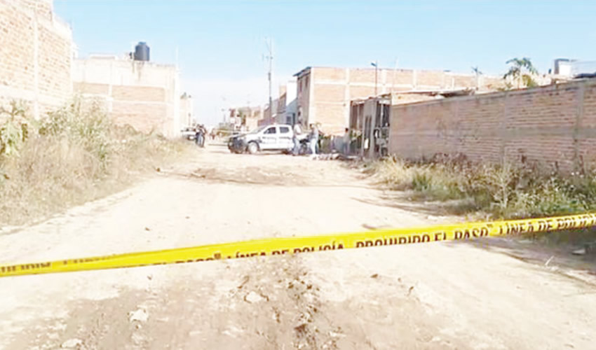 El cuerpo quedó al interior de un vehículo de alquiler que fue encontrado en la calle López Cotilla al cruce con Camino Viejo a Colimilla, en la colonia Los Amiales/Foto: Especial