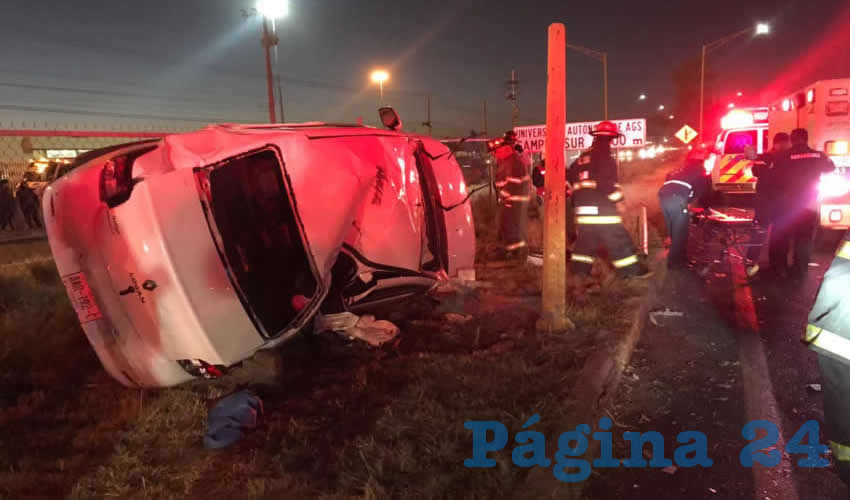 El autom&oacute;vil Renault Logan choc&oacute; y se volc&oacute; sobre la carretera federal 45 sur