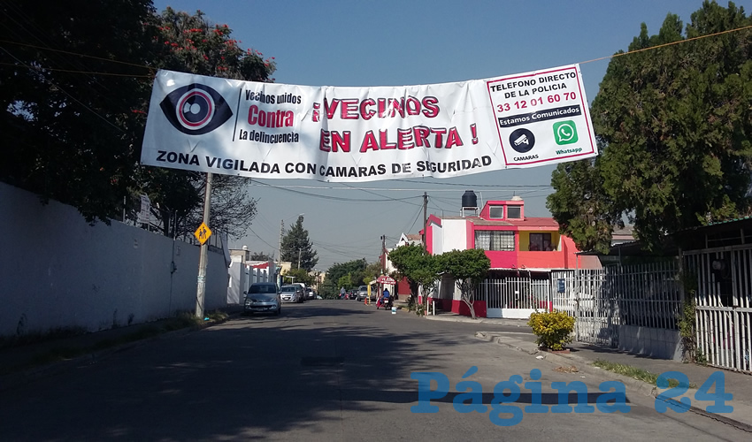 Con mantas que alertan a los vecinos y paseantes en esta popular colonia al sur de la capital jalisciense, habitantes del sitio dejan en claro que la falta de patrullaje es insostenible/Fotos: Francisco Tapia