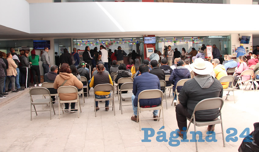 En las oficinas recaudatorias para pago de predial, ubicadas en la presidencia municipal de Guadalupe, lucen largas filas de personas que buscan cubrir el predial a fin de obtener un 15 por ciento de descuento, esperando para ello de dos hasta tres horas (Foto Rocío Castro Alvarado)