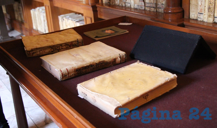Juan Carlos Ochoa Valenzuela, director de la Biblioteca de Colecciones Especiales “Elías Amador”: Las marcas de fuego en los libros se pueden encontrar principalmente en los del periodo novohispano “el objetivo era que los grupos religiosos y algunos particulares marcaban sus libros como testimonio de pertenencia” (Foto Rocío Castro Alvarado)