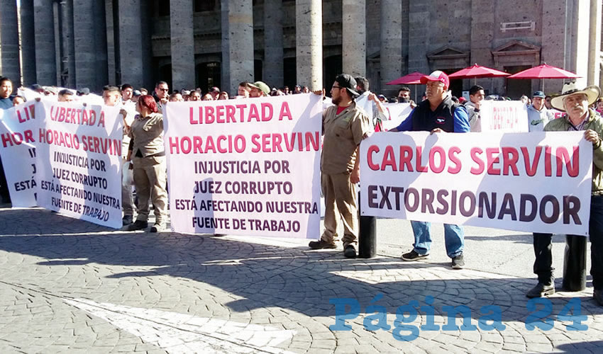 Trabajadores de la fábrica de sulfato de cobre El Águila se manifestaron a las afueras del Consejo de la Judicatura para exigir la liberación del empresario Horacio Servín Martínez, pues pese a que hay desistimiento de la detención, éste permanece en prisión/Fotos: Francisco Tapia