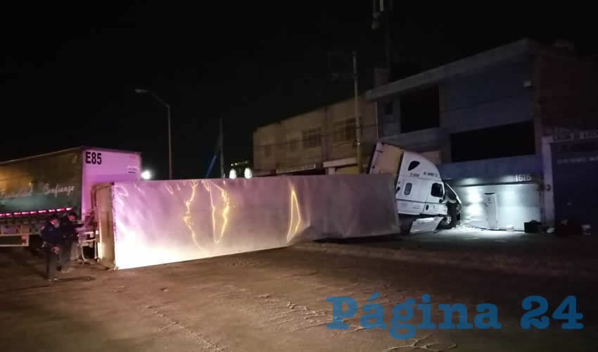 El tractocamión de doble remolque se accidentó en el fraccionamiento Jardines de Casa Blanca