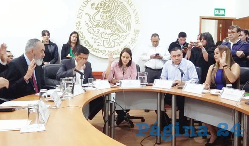 Desde hace medio año se pedía la presencia de ambos funcionarios para explicar qué ocurrió en torno a la opaca licitación realizada por el gobernador de Jalisco. Ayer por fin se pusieron de acuerdo para dar una fecha límite/Foto: Francisco Tapia