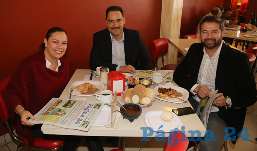 En el restaurante Mitla desayunaron Lizeth Romero, Juan Antonio Martín del Campo, senador de la República; y Eduardo González Blas