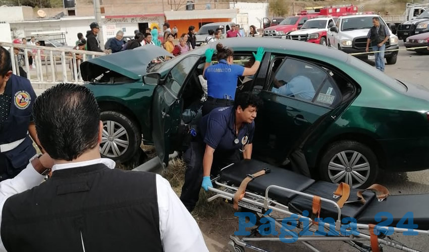 El autom&oacute;vil Volkswagen Jetta termin&oacute; sobre la barra de protecci&oacute;n