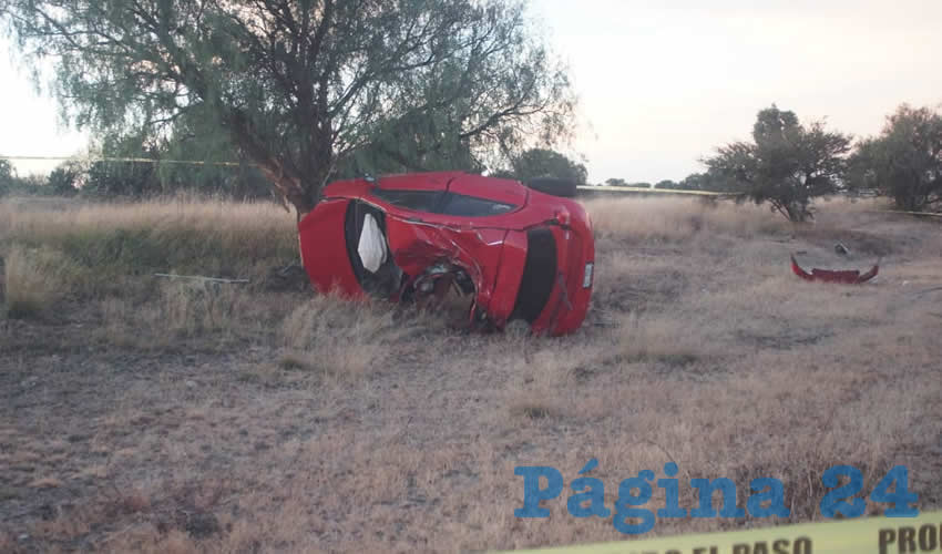Bernardo Rivera Salas estamp&oacute; brutalmente su carro Nissan March contra un &aacute;rbol, quedando la unidad volcada sobre su costado izquierdo