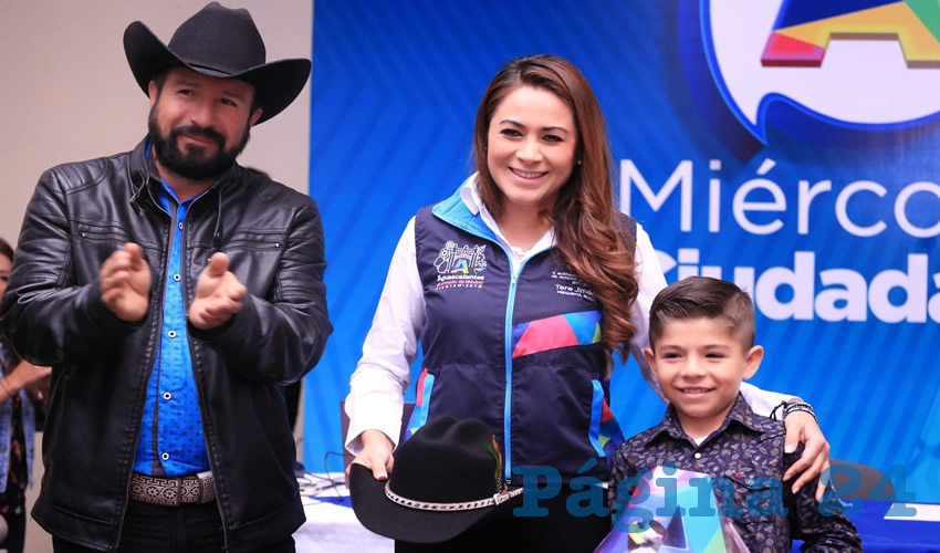 Roberto Xavier, ganador de la segunda edición de La Voz Kids, visitó a la alcaldesa Tere Jiménez durante el Miércoles Ciudadano
