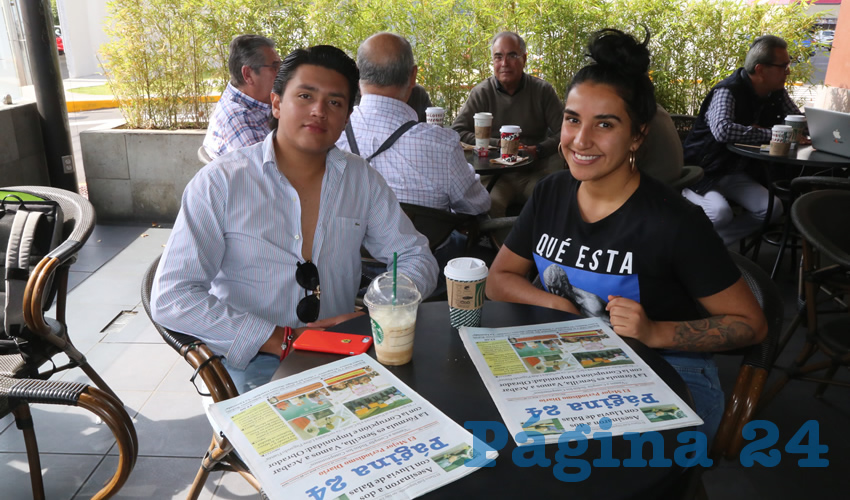 En Starbucks de Plaza Patio se reunieron Francisco Emmanuel Muñoz Sánchez, coordinador de Enlace Universitario de la Secretaría Municipal de Acción Juvenil; y Nadia Almazán, actriz, bailarina y escritora