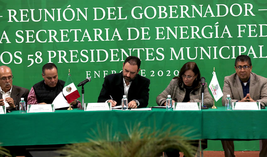 El Gobernador Alejandro Tello, acompañado por las y los alcaldes de los 58 municipios, recibió a la Secretaria federal de Energía, Rocío Nahle García