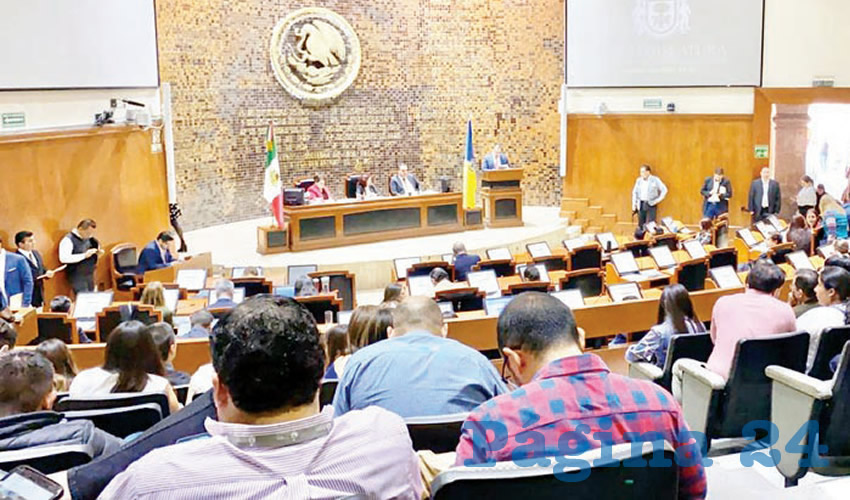 Ayer fueron 33 diputados quienes votaron para tomar medidas por lo ocurrido con el alcalde Héctor Álvarez, quien golpeó a una mujer durante una riña, en diciembre pasado; también se espera votar si se lo separa del cargo en tanto se resuelve el procedimiento/Foto: Francisco Tapia