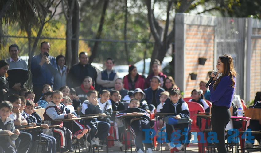 Después de supervisar la infraestructura, la alcaldesa mantuvo una emotiva convivencia con los 120 alumnos del plantel