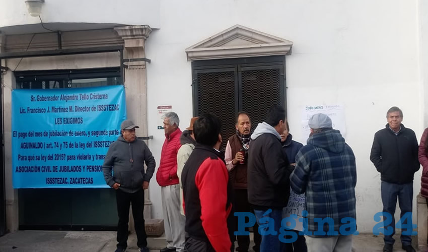 Expusieron que el plantón en las oficinas fue con la finalidad de presionar a las autoridades estatales para que atiendan a los paristas que de manera pacífica protestaron en el lugar (Foto Cristo González)