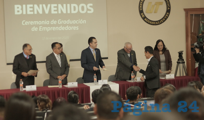 El rector reconoció el esfuerzo de los jóvenes emprendedores, así como por el atrevimiento en romper los esquemas de la empleabilidad