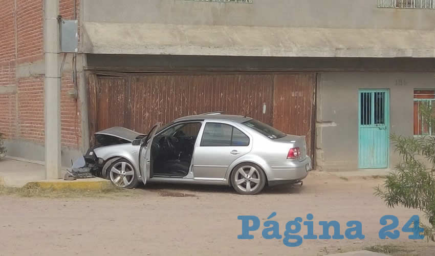 Los cinco pistoleros perseguían a su presa en Calvillito, hasta que chocaron su auto contra un portón
