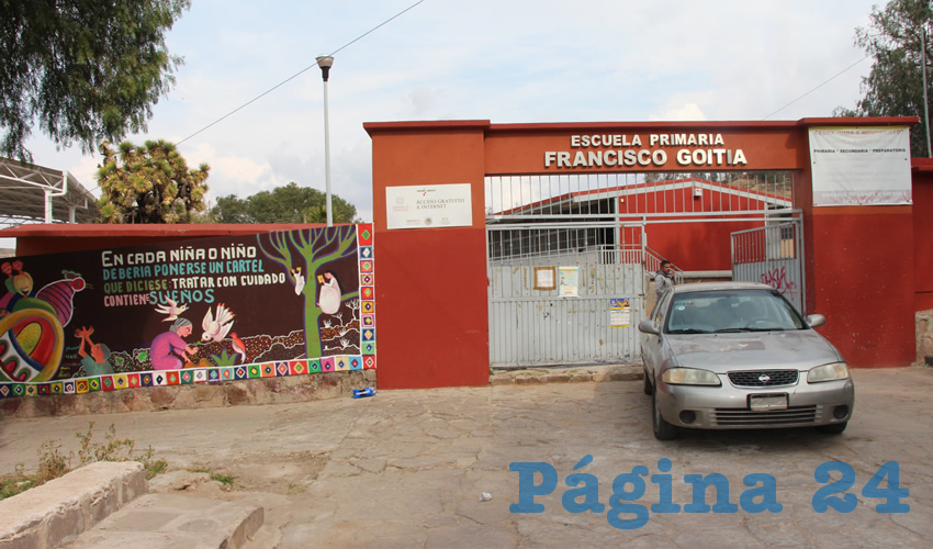 Padres de estudiantes de la escuela primaria Francisco Goitia, ubicada en el Centro Histórico de Zacatecas, cerraron la entrada de este centro educativo ya que no cuentan con luz y agua potable para los servicios básicos (Foto Rocío Castro Alvarado)