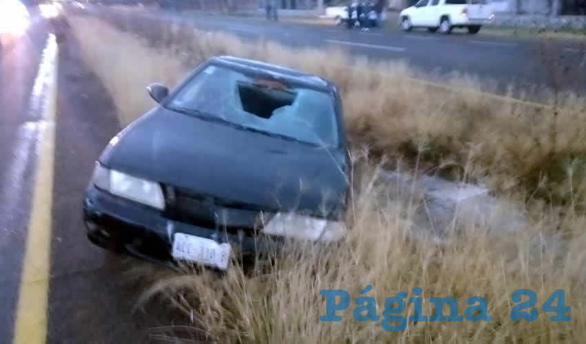 Tras atropellar al ciclista Pablo Flores Casillas, el carro Nissan Áltima que manejaba el ebrio Cristian Francisco Esparza Ramírez, cayó a una zanja del camellón central