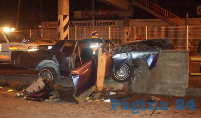 Totalmente destrozado quedó el carro Chevrolet Monte Carlo, al estamparse contra el muro de contención de concreto, en Margaritas, Jesús María