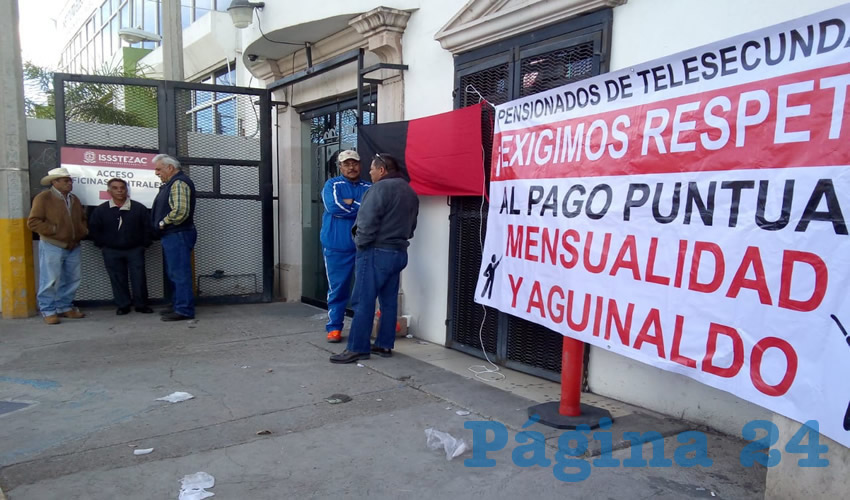 De nueva cuenta, pensionados y jubilados del Issstezac se manifestaron en las oficinas centrales de esta dependencia para reclamar el incumplimiento de las autoridades en pagos correspondientes a enero y la segunda parte del aguinaldo (Foto Cristo González)