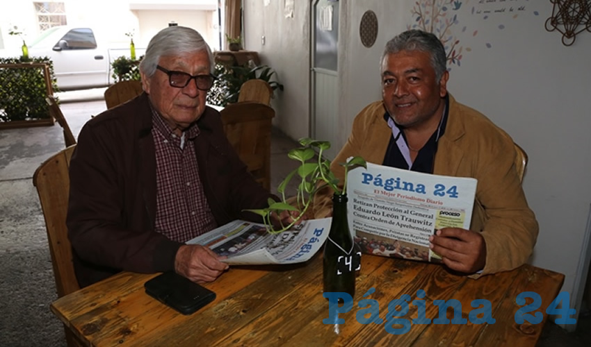 Jacob Medina Barajas y Javier Medina Oliva compartieron el primer alimento de la mañana en el restaurante Naturelia