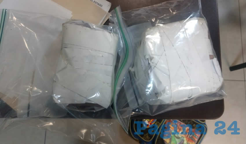 Los dos envoltorios decomisados, cada uno con 500 gramos de mariguana