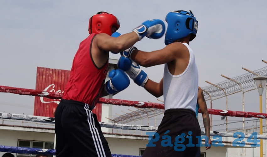 Se enseña a 15 adolescentes, que decidieron adherirse al programa, los movimientos básicos de boxeo y así fortalecen su acondicionamiento físico