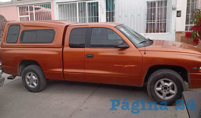 En esta camioneta Dodge Dakota naranja, Dagoberto “N” “N”, de 47, originario de Ciudad de México, transportaba 18 kilos de cannabis