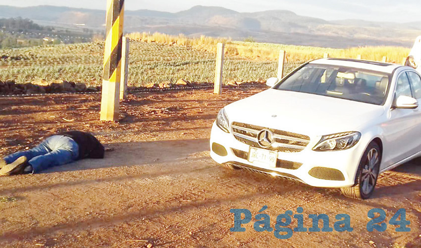 El cadáver estaba tirado a un costado de un vehículo Mercedes Benz, que estaba estacionado a unos metros de la carpeta asfáltica de la carretera Guadalajara-Tequila, en las inmediaciones del kilómetro 38/Fotos: Especial