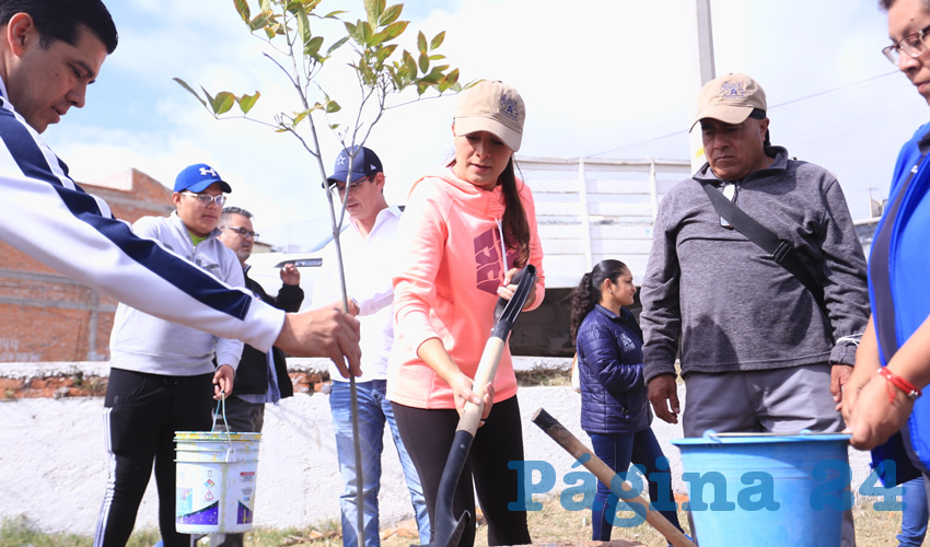 Las familias del Fraccionamiento Real de Haciendas se unieron a la presidenta municipal Tere Jiménez para llevar a cabo trabajos del programa Todos Juntos Limpiemos Aguascalientes