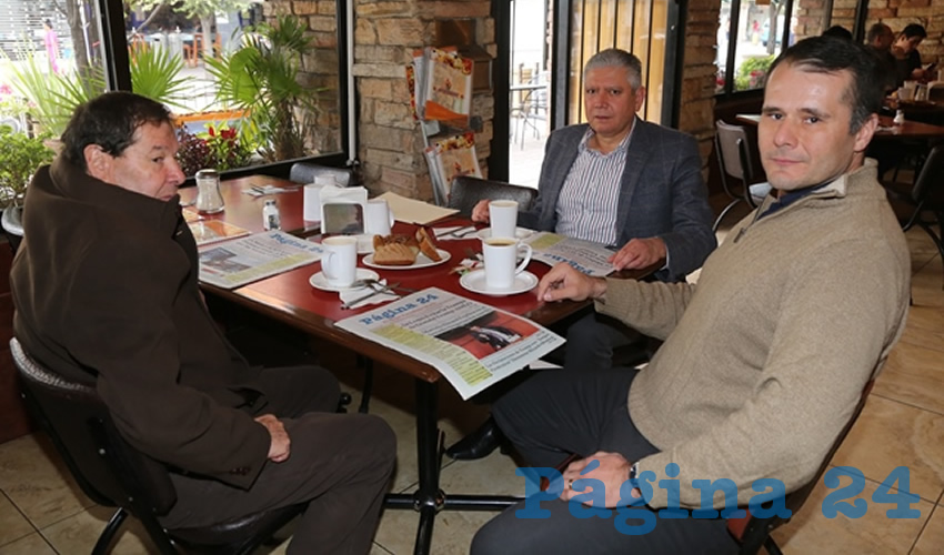 En Las Antorchas almorzaron Humberto Pérez Corona, Rogelio Padilla de León, secretario general adjunto de la Federación de Trabajadores del Estado de Aguascalientes; y Gilberto Pérez Muñoz